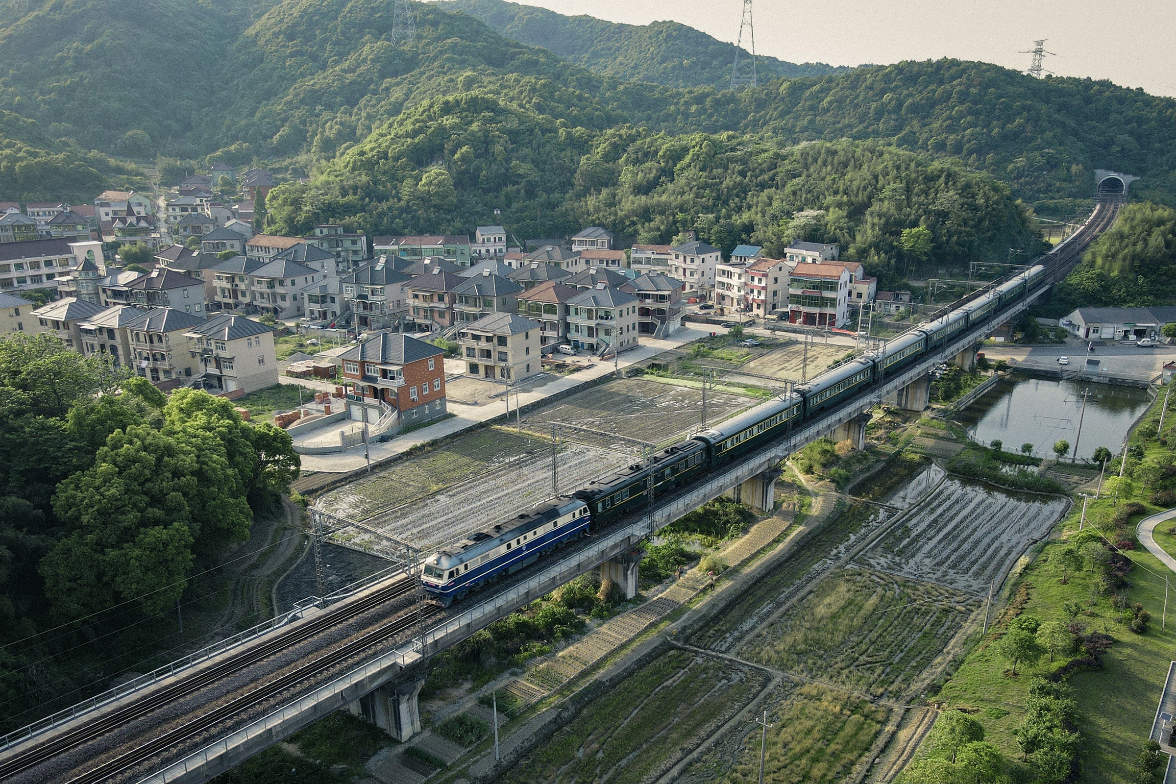 对岸的绿皮火车